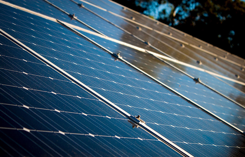 Solceller på hustak bilde av solceller